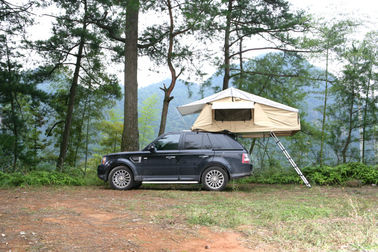 耐久財4人の屋根の上のキャンピングカーのテントによっては、トラックの上を行くテントが現れます