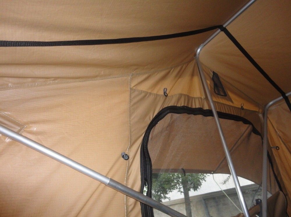 セットアップし、降ろすこと容易なトレーラーによって取付けられる屋上車のテント