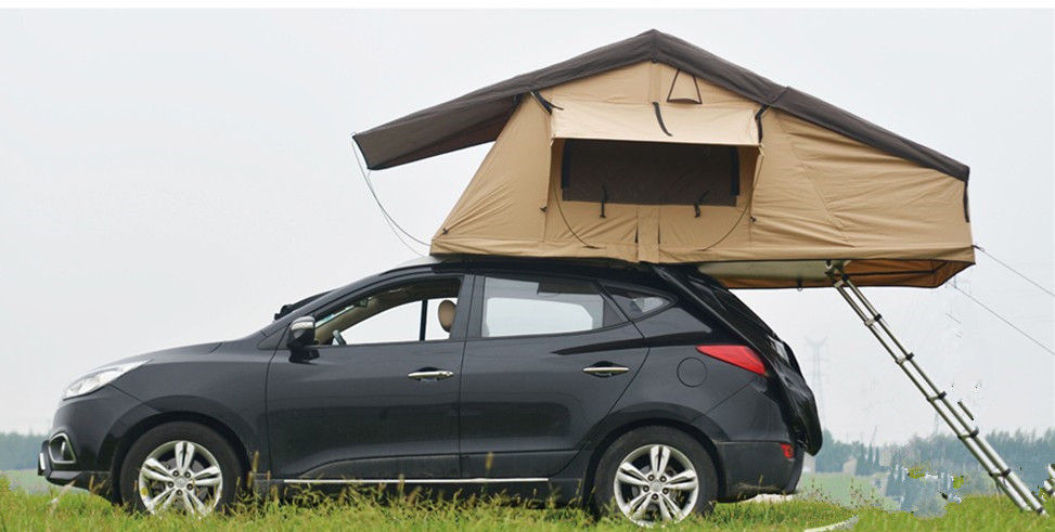 セットアップし、降ろすこと容易なトレーラーによって取付けられる屋上車のテント