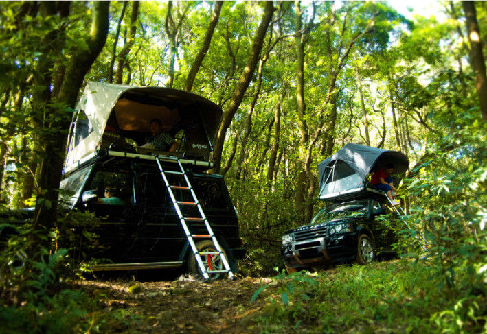 屋外の冒険車の屋根のキャンピングカーのテント、2人のアルミニウム屋根の上のテント