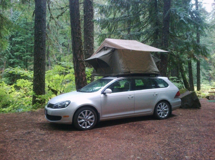 屋外のキャンプ車の屋根の上のテント