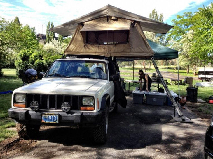 承認されるジープ・ラングラーのセリウムの上のための屋外のキャンプのトラックの荷台の屋根の上のテント