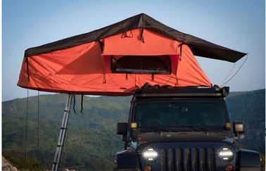 陸上の外側のアルミニウム望遠鏡の梯子が付いているキャンプ4x4屋根の上のテント