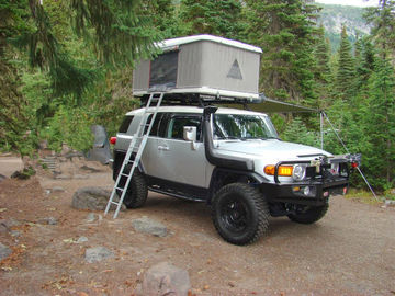 キャンプをハイキングする旅行のために透過性自動堅い貝のトラックのテントの空気を現れて下さい