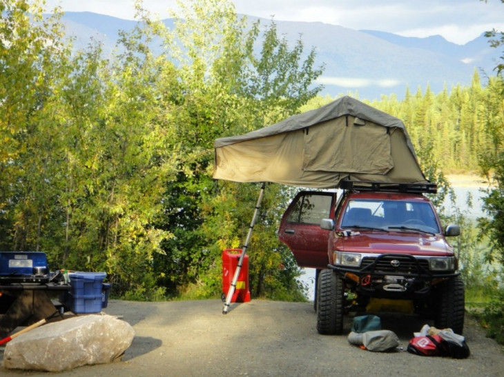 屋外のキャンプ車の屋根の上のテント
