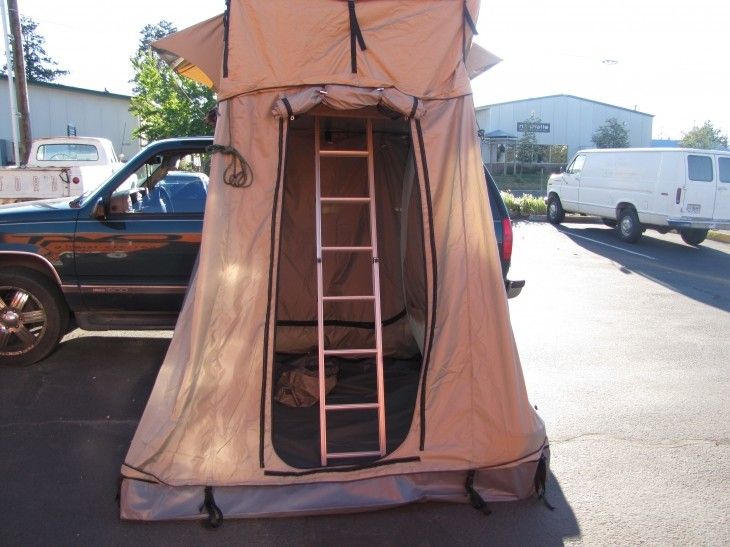 携帯用4x4によってはキャンプをハイキングする屋外旅行のための屋根の上のテントが現れます
