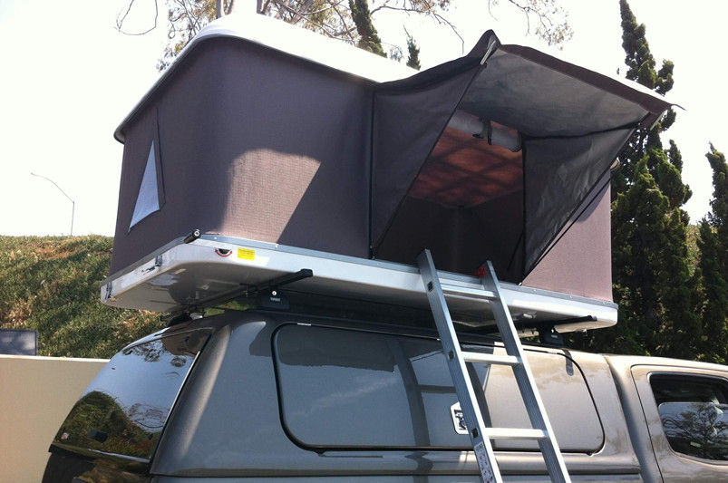 キャンプをハイキングする旅行のために透過性自動堅い貝のトラックのテントの空気を現れて下さい