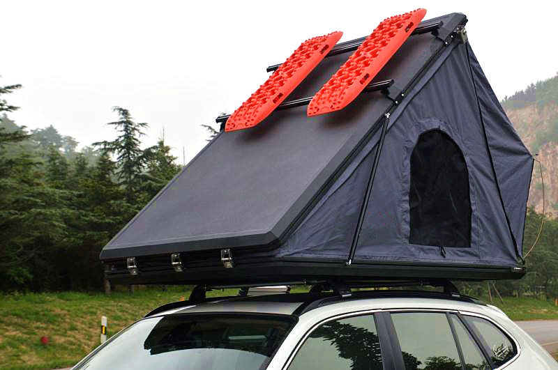 懸命の二重層はキャンピングカーのための道の屋根のテントを離れて三角形を殻から取り出す